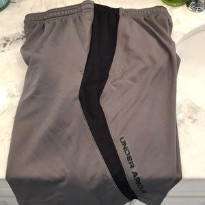 Excellent condition men’s Under Armour shorts Med